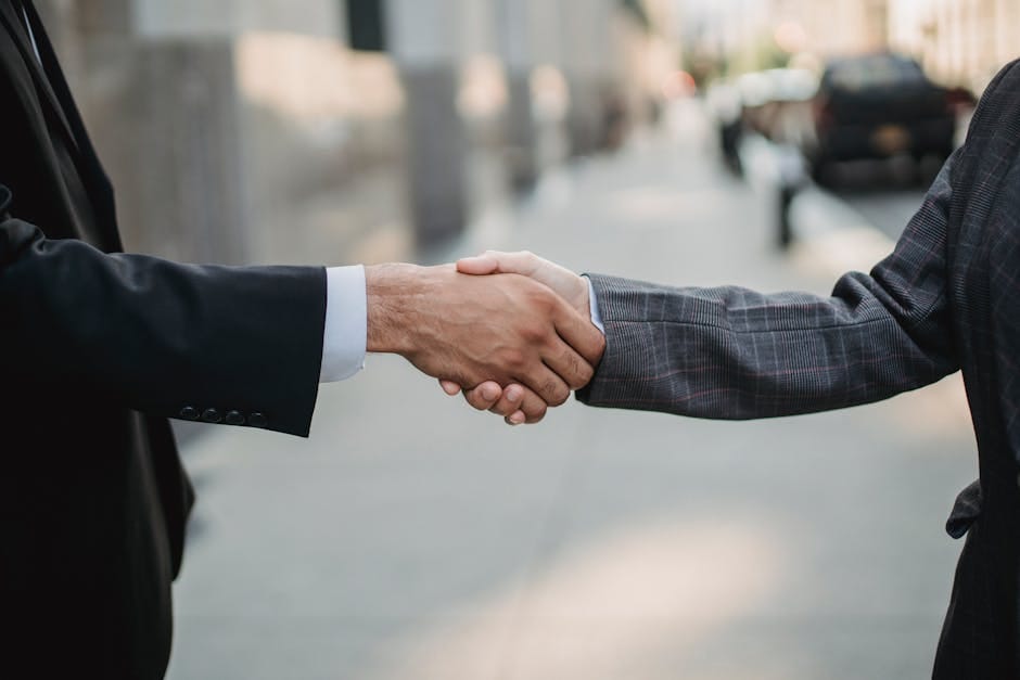 Profesjonalny partner biznesowy analizujący dane na tablecie w nowoczesnym biurze